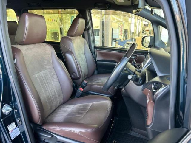 エスクァイア Ｇｉプレミアムパッケージ　純正　９インチ　ナビ／デジタルインナーミラー／トヨタセーフティセンス／両側電動スライドドア／シートヒーター　前席／車線逸脱防止支援システム／ドライブレコーダー　前後／ヘッドランプ　ＬＥＤ　バックカメラ（4枚目）