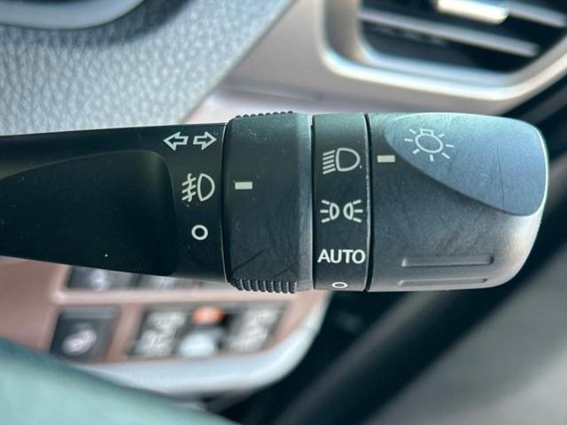 エスクァイア Ｇｉプレミアムパッケージ　純正　９インチ　ナビ／デジタルインナーミラー／トヨタセーフティセンス／両側電動スライドドア／シートヒーター　前席／車線逸脱防止支援システム／ドライブレコーダー　前後／ヘッドランプ　ＬＥＤ　バックカメラ（15枚目）