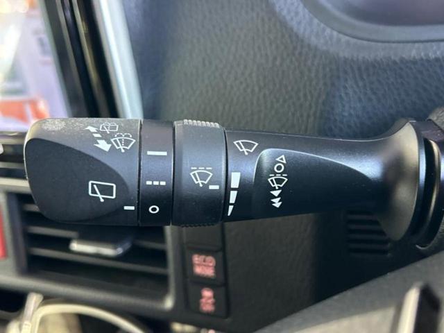 エスクァイア Ｇｉプレミアムパッケージ　純正　９インチ　ナビ／デジタルインナーミラー／トヨタセーフティセンス／両側電動スライドドア／シートヒーター　前席／車線逸脱防止支援システム／ドライブレコーダー　前後／ヘッドランプ　ＬＥＤ　バックカメラ（16枚目）