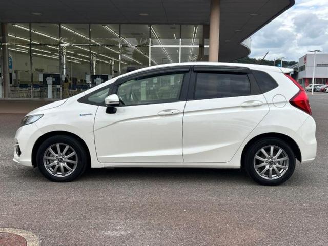 フィットハイブリッド ハイブリッド・Lホンダセンシング 新品タイヤ/保証書/純正 SDナビ/車線逸脱防止支援システム/シート 合皮/ヘッドランプ LED/USBジャック/Bluetooth接続/ETC/EBD付ABS/横滑り防止装置 バックカメラ(2枚目)