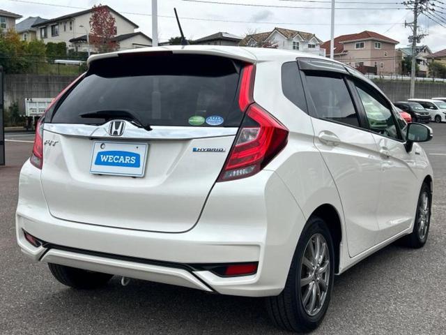 フィットハイブリッド ハイブリッド・Lホンダセンシング 新品タイヤ/保証書/純正 SDナビ/車線逸脱防止支援システム/シート 合皮/ヘッドランプ LED/USBジャック/Bluetooth接続/ETC/EBD付ABS/横滑り防止装置 バックカメラ(3枚目)