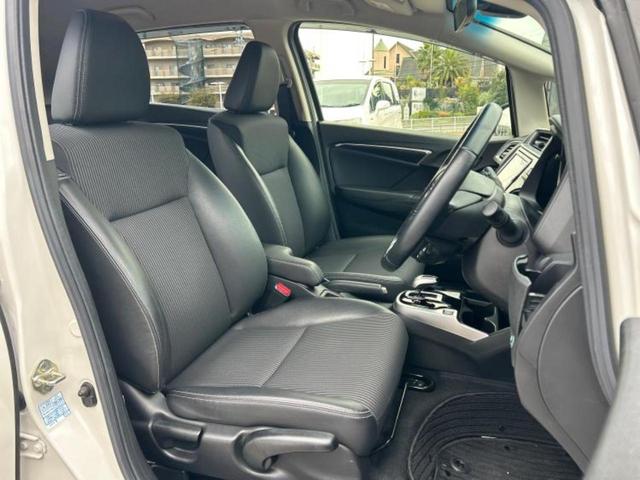 フィットハイブリッド ハイブリッド・Lホンダセンシング 新品タイヤ/保証書/純正 SDナビ/車線逸脱防止支援システム/シート 合皮/ヘッドランプ LED/USBジャック/Bluetooth接続/ETC/EBD付ABS/横滑り防止装置 バックカメラ(4枚目)