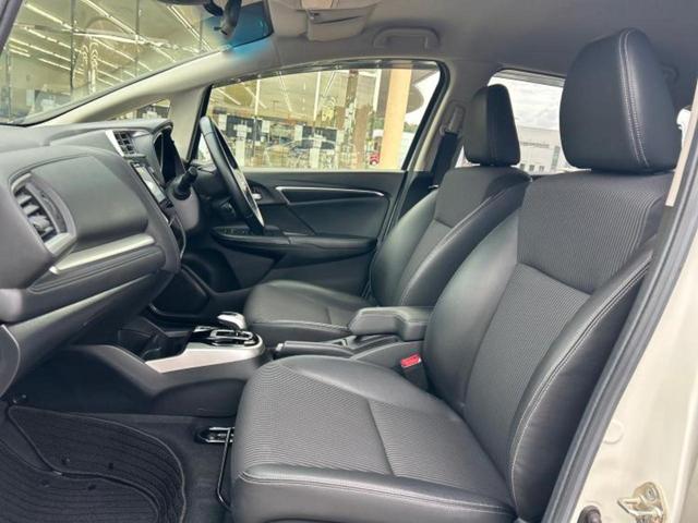 フィットハイブリッド ハイブリッド・Lホンダセンシング 新品タイヤ/保証書/純正 SDナビ/車線逸脱防止支援システム/シート 合皮/ヘッドランプ LED/USBジャック/Bluetooth接続/ETC/EBD付ABS/横滑り防止装置 バックカメラ(6枚目)