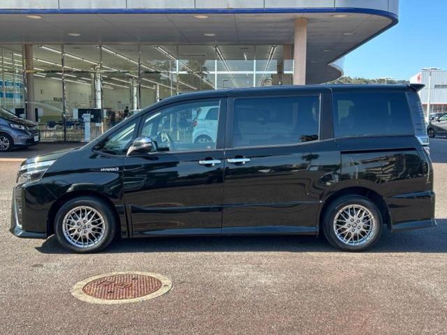 ヴォクシー ハイブリッドＺＳキラメキ　新品タイヤ／保証書／社外　１１インチ　ＳＤナビ／フリップダウンモニター　社外　１２．８インチ／衝突安全装置／両側電動スライドドア／シートヒーター／車線逸脱防止支援システム／ヘッドランプ　ＬＥＤ　ＥＴＣ（2枚目）