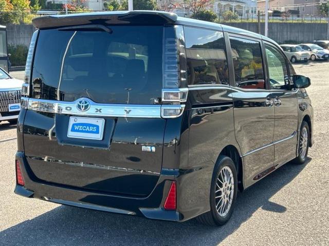 ヴォクシー ハイブリッドＺＳキラメキ　新品タイヤ／保証書／社外　１１インチ　ＳＤナビ／フリップダウンモニター　社外　１２．８インチ／衝突安全装置／両側電動スライドドア／シートヒーター／車線逸脱防止支援システム／ヘッドランプ　ＬＥＤ　ＥＴＣ（3枚目）