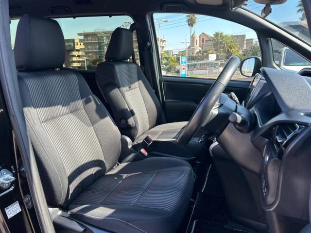 ヴォクシー ハイブリッドＺＳキラメキ　新品タイヤ／保証書／社外　１１インチ　ＳＤナビ／フリップダウンモニター　社外　１２．８インチ／衝突安全装置／両側電動スライドドア／シートヒーター／車線逸脱防止支援システム／ヘッドランプ　ＬＥＤ　ＥＴＣ（4枚目）