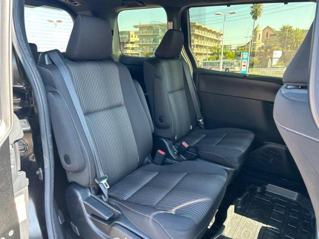 ヴォクシー ハイブリッドＺＳキラメキ　新品タイヤ／保証書／社外　１１インチ　ＳＤナビ／フリップダウンモニター　社外　１２．８インチ／衝突安全装置／両側電動スライドドア／シートヒーター／車線逸脱防止支援システム／ヘッドランプ　ＬＥＤ　ＥＴＣ（5枚目）