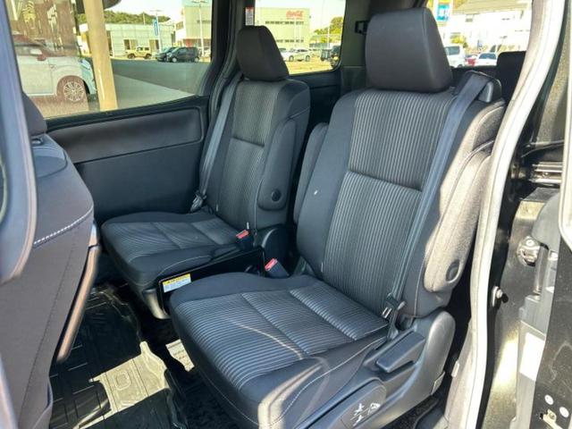 ヴォクシー ハイブリッドＺＳキラメキ　新品タイヤ／保証書／社外　１１インチ　ＳＤナビ／フリップダウンモニター　社外　１２．８インチ／衝突安全装置／両側電動スライドドア／シートヒーター／車線逸脱防止支援システム／ヘッドランプ　ＬＥＤ　ＥＴＣ（8枚目）