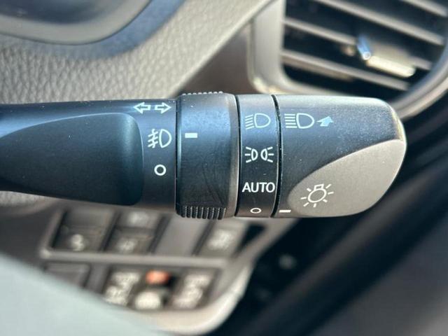 ヴォクシー ハイブリッドＺＳキラメキ　新品タイヤ／保証書／社外　１１インチ　ＳＤナビ／フリップダウンモニター　社外　１２．８インチ／衝突安全装置／両側電動スライドドア／シートヒーター／車線逸脱防止支援システム／ヘッドランプ　ＬＥＤ　ＥＴＣ（16枚目）