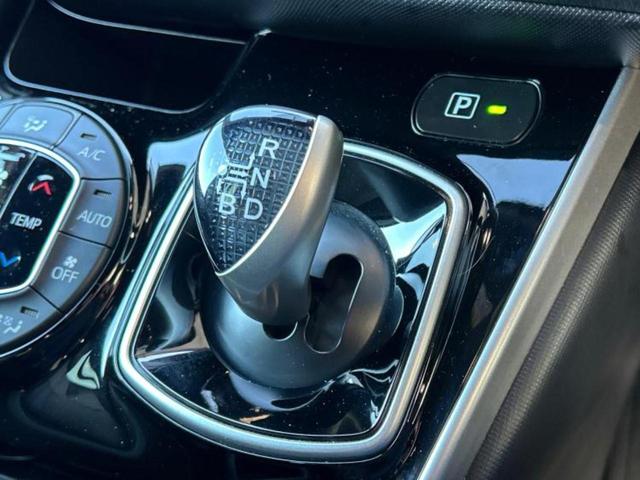 ヴォクシー ハイブリッドＺＳキラメキ　新品タイヤ／保証書／社外　１１インチ　ＳＤナビ／フリップダウンモニター　社外　１２．８インチ／衝突安全装置／両側電動スライドドア／シートヒーター／車線逸脱防止支援システム／ヘッドランプ　ＬＥＤ　ＥＴＣ（18枚目）