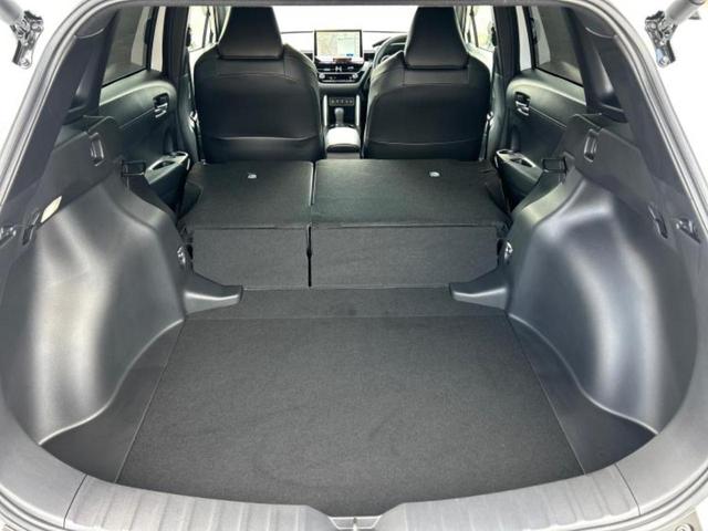 カローラクロス ハイブリッドＺ　サンルーフ／純正エアロ／保証書／ディスプレイオーディオ＋ナビ１０インチ／シートヒーター／車線逸脱防止支援システム／シート　ハーフレザー／電動バックドア／ヘッドランプ　ＬＥＤ　フルエアロ　バックカメラ（19枚目）