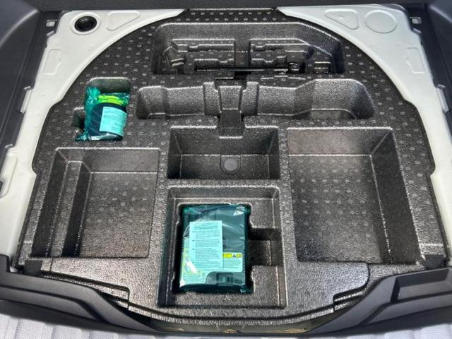 カローラクロス ハイブリッドＺ　サンルーフ／純正エアロ／保証書／ディスプレイオーディオ＋ナビ１０インチ／シートヒーター／車線逸脱防止支援システム／シート　ハーフレザー／電動バックドア／ヘッドランプ　ＬＥＤ　フルエアロ　バックカメラ（24枚目）