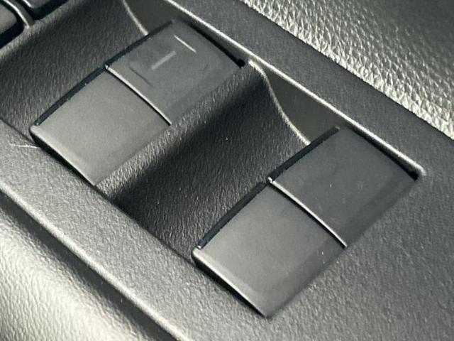 カローラクロス ハイブリッドＺ　サンルーフ／純正エアロ／保証書／ディスプレイオーディオ＋ナビ１０インチ／シートヒーター／車線逸脱防止支援システム／シート　ハーフレザー／電動バックドア／ヘッドランプ　ＬＥＤ　フルエアロ　バックカメラ（29枚目）