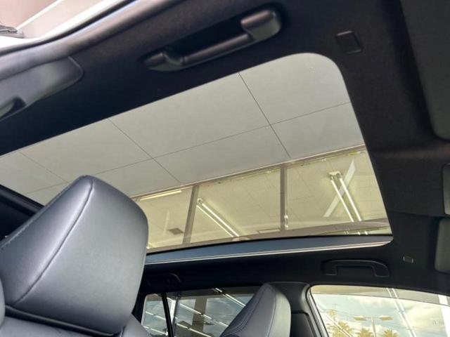 カローラクロス ハイブリッドＺ　サンルーフ／純正エアロ／保証書／ディスプレイオーディオ＋ナビ１０インチ／シートヒーター／車線逸脱防止支援システム／シート　ハーフレザー／電動バックドア／ヘッドランプ　ＬＥＤ　フルエアロ　バックカメラ（30枚目）