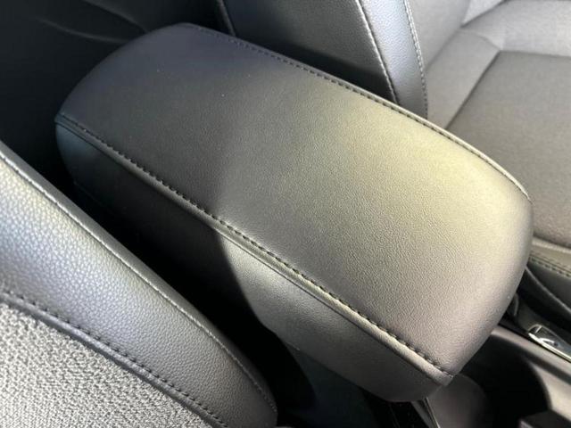 カローラクロス ハイブリッドＺ　サンルーフ／純正エアロ／保証書／ディスプレイオーディオ＋ナビ１０インチ／シートヒーター／車線逸脱防止支援システム／シート　ハーフレザー／電動バックドア／ヘッドランプ　ＬＥＤ　フルエアロ　バックカメラ（32枚目）