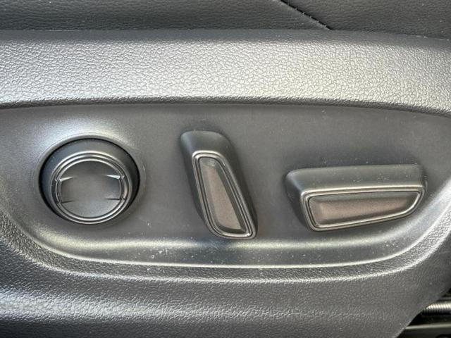 カローラクロス ハイブリッドＺ　サンルーフ／純正エアロ／保証書／ディスプレイオーディオ＋ナビ１０インチ／シートヒーター／車線逸脱防止支援システム／シート　ハーフレザー／電動バックドア／ヘッドランプ　ＬＥＤ　フルエアロ　バックカメラ（47枚目）