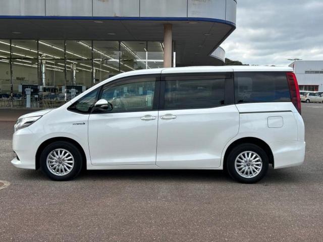 ノア ハイブリッドＸ　新品タイヤ／純正　ＳＤナビ／両側電動スライドドア／ヘッドランプ　ＬＥＤ／Ｂｌｕｅｔｏｏｔｈ接続／ＥＴＣ／ＥＢＤ付ＡＢＳ／横滑り防止装置／アイドリングストップ／バックモニター／フルセグＴＶ／ＤＶＤ（2枚目）