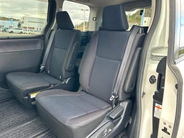 ノア ハイブリッドＸ　新品タイヤ／純正　ＳＤナビ／両側電動スライドドア／ヘッドランプ　ＬＥＤ／Ｂｌｕｅｔｏｏｔｈ接続／ＥＴＣ／ＥＢＤ付ＡＢＳ／横滑り防止装置／アイドリングストップ／バックモニター／フルセグＴＶ／ＤＶＤ（8枚目）