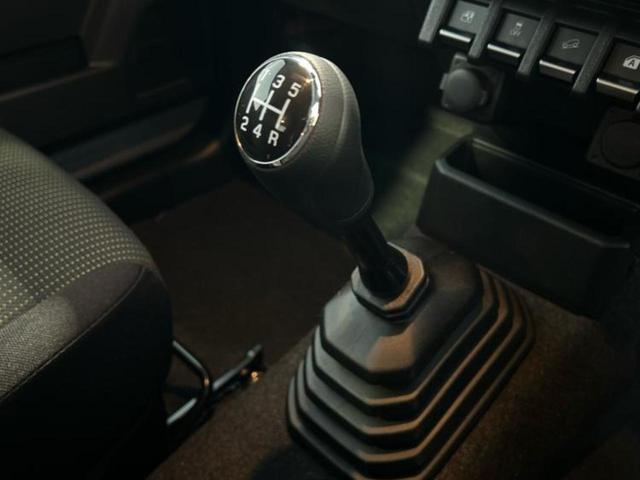 ジムニー ４ＷＤ　ＸＬ　保証書／シートヒーター　前席／ＡＢＳ／横滑り防止装置／禁煙車／エアバッグ　運転席／エアバッグ　助手席／パワーウインドウ／エンジンスタートボタン／キーレススタート／オートエアコン／パワーステアリング（13枚目）
