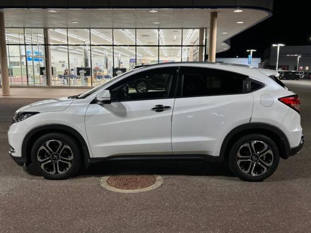 ヴェゼル Ｓ　新品タイヤ／社外　ナビ／衝突安全装置／シートヒーター／ヘッドランプ　ＬＥＤ／ＵＳＢジャック／Ｂｌｕｅｔｏｏｔｈ接続／ＨＤＭＩ接続／ＥＴＣ／ＥＢＤ付ＡＢＳ／横滑り防止装置／アイドリングストップ（2枚目）