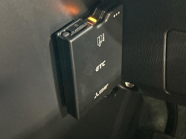 ヴォクシー ハイブリッドＺＳキラメキ３　保証書／社外　９インチ　ＳＤナビ／フリップダウンモニター／衝突安全装置／両側電動スライドドア／シートヒーター／車線逸脱防止支援システム／シート　合皮／ドライブレコーダー　社外／ヘッドランプ　ＬＥＤ（18枚目）