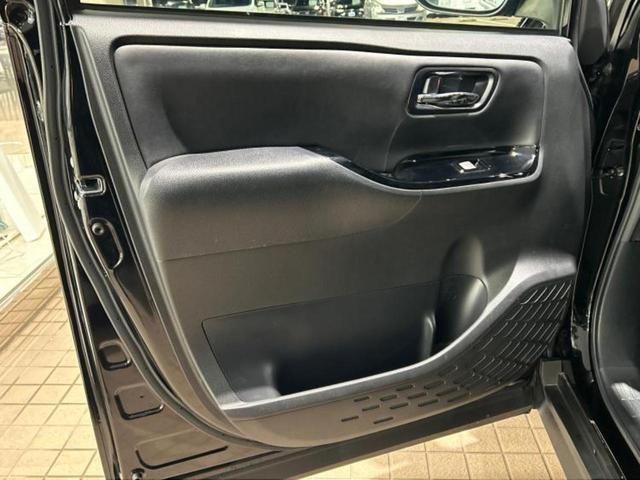 ヴォクシー ハイブリッドＺＳキラメキ３　保証書／社外　９インチ　ＳＤナビ／フリップダウンモニター／衝突安全装置／両側電動スライドドア／シートヒーター／車線逸脱防止支援システム／シート　合皮／ドライブレコーダー　社外／ヘッドランプ　ＬＥＤ（24枚目）