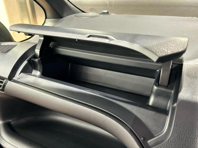 ヴォクシー ハイブリッドＺＳキラメキ３　保証書／社外　９インチ　ＳＤナビ／フリップダウンモニター／衝突安全装置／両側電動スライドドア／シートヒーター／車線逸脱防止支援システム／シート　合皮／ドライブレコーダー　社外／ヘッドランプ　ＬＥＤ（38枚目）