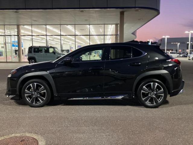 ＵＸ ＵＸ２５０ｈバージョンＬ　新品タイヤ／純正エアロ／保証書／ディスプレイオーディオ＋ナビ１２．３インチ／衝突安全装置／エアーシート　前席／パノラミックビューモニター／車線逸脱防止支援システム／シート　合皮／電動バックドア（2枚目）