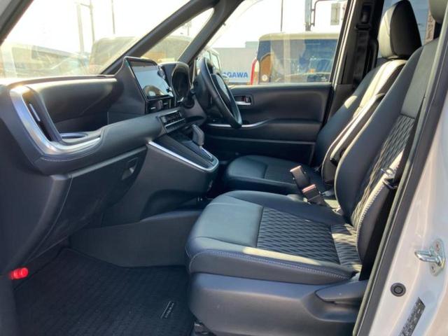 ノア ハイブリッドＳ－Ｚ　保証書／ディスプレイオーディオ＋ナビ１０インチ／デジタルインナーミラー／衝突安全装置／両側電動スライドドア／シートヒーター／パノラミックビューモニター／車線逸脱防止支援システム　衝突被害軽減システム（5枚目）