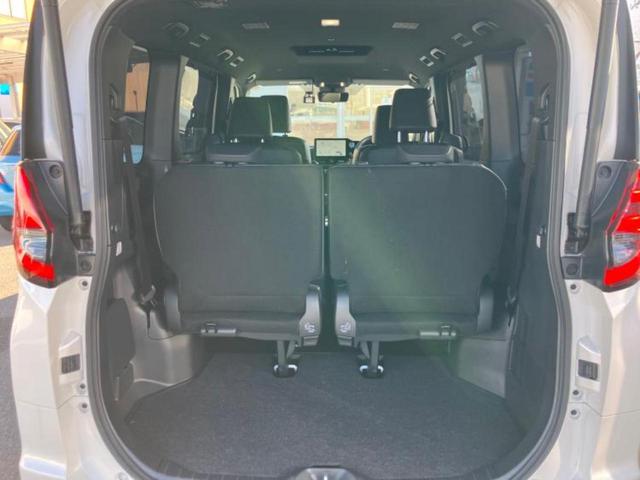 ノア ハイブリッドＳ－Ｚ　保証書／ディスプレイオーディオ＋ナビ１０インチ／デジタルインナーミラー／衝突安全装置／両側電動スライドドア／シートヒーター／パノラミックビューモニター／車線逸脱防止支援システム　衝突被害軽減システム（7枚目）