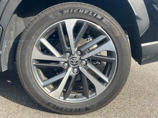 カローラクロス ハイブリッドＺ　保証書／ディスプレイオーディオ＋ナビ９インチ／トヨタセーフティセンス／シートヒーター　前席／パノラミックビューモニター／車線逸脱防止支援システム／シート　ハーフレザー／電動バックドア　全周囲カメラ（18枚目）