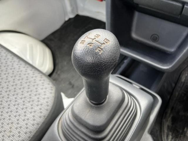 NT100クリッパートラック 4WD DXノウハン 新品タイヤ/保証書/エアバッグ 運転席/パワーステアリング/マニュアルエアコン/取扱説明書/ヘッドライトレベライザー/ラジオ 4WD(14枚目)