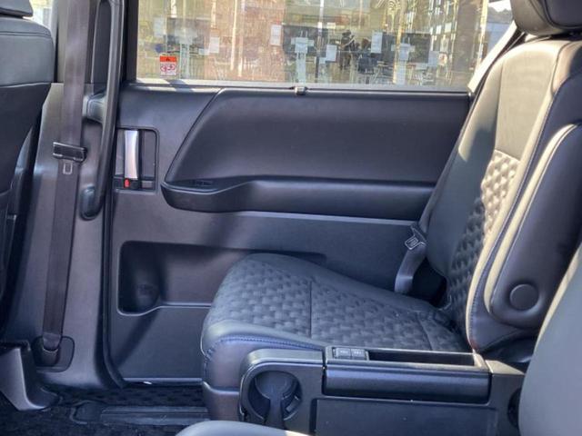 ヴォクシー Ｓ－Ｚ　保証書／純正　１０インチ　ＳＤナビ／後席モニター　純正　１２．３インチ／衝突安全装置／両側電動スライドドア／シートヒーター　前席／車線逸脱防止支援システム／ドライブレコーダー　社外　バックカメラ（23枚目）