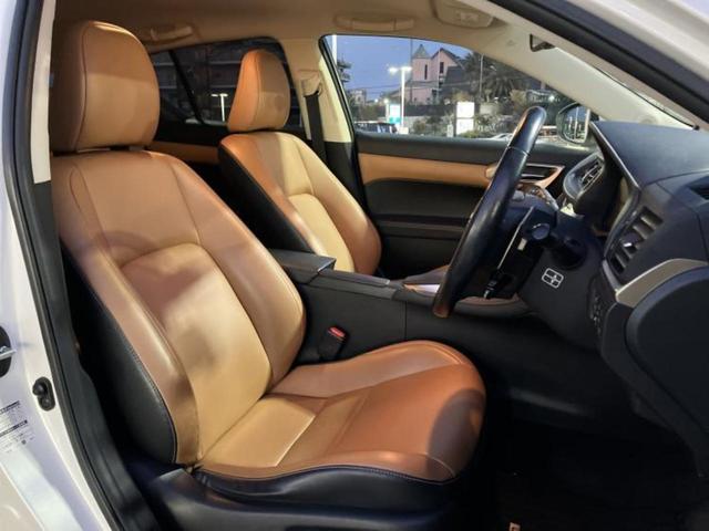 ＣＴ ＣＴ２００ｈバージョンＣ　新品タイヤ／保証書／純正　ＳＤナビ／シートヒーター　前席／シート　合皮／ドライブレコーダー　社外／ヘッドランプ　ＬＥＤ／ＵＳＢジャック／Ｂｌｕｅｔｏｏｔｈ接続／ＨＤＭＩ接続／ＥＴＣ／ＥＢＤ付ＡＢＳ（4枚目）