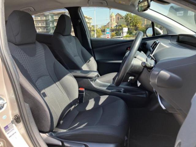 プリウス Ｓセーフティプラス　新品タイヤ／保証書／社外　ナビ／トヨタセーフティセンス／車線逸脱防止支援システム／パーキングアシスト　自動操舵／ヘッドランプ　ＬＥＤ／Ｂｌｕｅｔｏｏｔｈ接続／ＥＴＣ／ＥＢＤ付ＡＢＳ　バックカメラ（4枚目）