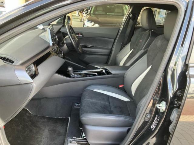 Ｃ－ＨＲ Ｓ　ＧＲスポーツ　新品タイヤ／保証書／ディスプレイオーディオ＋ナビ８インチ／トヨタセーフティセンス／パノラミックビューモニター／車線逸脱防止支援システム／シート　ハーフレザー／ヘッドランプ　ＬＥＤ　衝突被害軽減システム（6枚目）