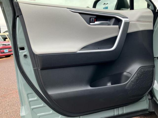 ＲＡＶ４ ４ＷＤアドベンチャー　サンルーフ／保証書／純正　９インチ　ＳＤナビ／衝突安全装置／シートヒーター　前席／車線逸脱防止支援システム／シート　合皮／ヘッドランプ　ＬＥＤ／ＥＴＣ２．０／ＥＢＤ付ＡＢＳ／横滑り防止装置　４ＷＤ（22枚目）