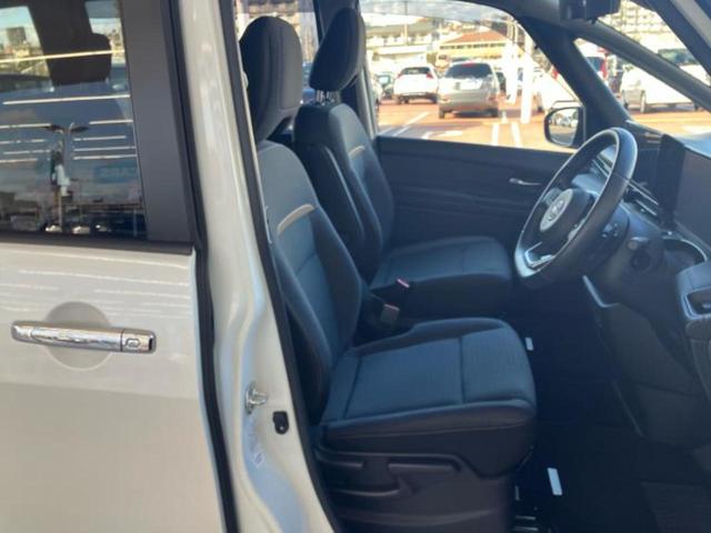 セレナ ハイウェイスターＶ　新品タイヤ／保証書／純正　１２．３インチ　メモリーナビ／フリップダウンモニター／インテリジェントルームミラー／エマージェンシーブレーキ／両側電動スライドドア／アラウンドビューモニター　全周囲カメラ（4枚目）