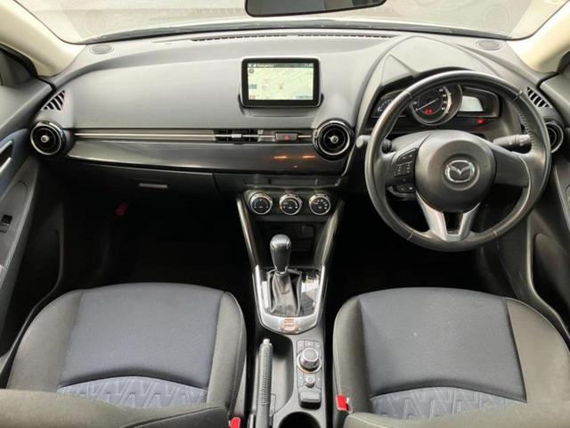 デミオ １３Ｓ　新品タイヤ／保証書／純正　ＳＤナビ／衝突安全装置／ヘッドランプ　ＬＥＤ／Ｂｌｕｅｔｏｏｔｈ接続／ＥＴＣ／ＥＢＤ付ＡＢＳ／横滑り防止装置／アイドリングストップ／エアバッグ　運転席／エアバッグ　助手席（4枚目）