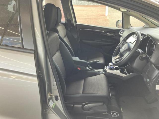 フィットハイブリッド ハイブリッド・Fパッケージ 新品タイヤ/保証書/社外 SDナビ/ドライブレコーダー 前後/ETC/EBD付ABS/横滑り防止装置/アイドリングストップ/バックモニター/ワンセグTV/エアバッグ 運転席/エアバッグ 助手席(4枚目)