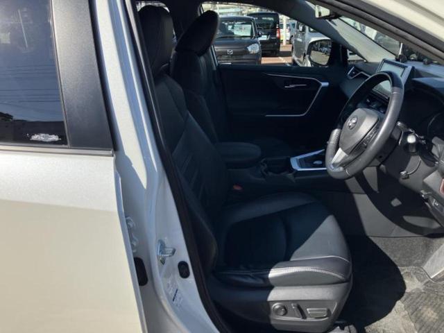 ＲＡＶ４ ４ＷＤハイブリッドＧ　新品タイヤ／保証書／純正　９インチ　ＳＤナビ／デジタルインナーミラー／衝突安全装置／シートヒーター　前席／車線逸脱防止支援システム／シート　合皮／電動バックドア／ドライブレコーダー　純正　電動シート（4枚目）