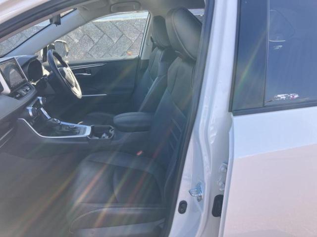 ＲＡＶ４ ４ＷＤハイブリッドＧ　新品タイヤ／保証書／純正　９インチ　ＳＤナビ／デジタルインナーミラー／衝突安全装置／シートヒーター　前席／車線逸脱防止支援システム／シート　合皮／電動バックドア／ドライブレコーダー　純正　電動シート（6枚目）