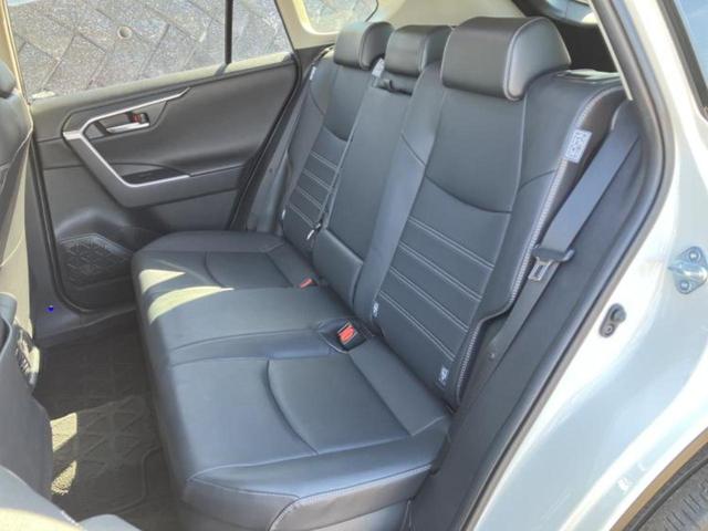 ＲＡＶ４ ４ＷＤハイブリッドＧ　新品タイヤ／保証書／純正　９インチ　ＳＤナビ／デジタルインナーミラー／衝突安全装置／シートヒーター　前席／車線逸脱防止支援システム／シート　合皮／電動バックドア／ドライブレコーダー　純正　電動シート（7枚目）