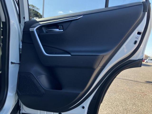 ＲＡＶ４ ４ＷＤハイブリッドＧ　新品タイヤ／保証書／純正　９インチ　ＳＤナビ／デジタルインナーミラー／衝突安全装置／シートヒーター　前席／車線逸脱防止支援システム／シート　合皮／電動バックドア／ドライブレコーダー　純正　電動シート（21枚目）