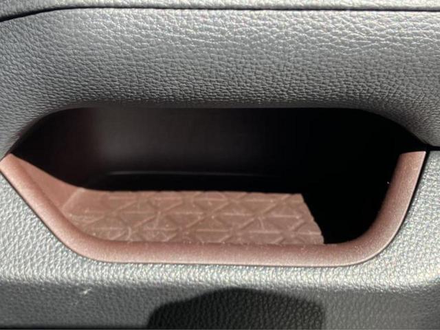 ＲＡＶ４ ４ＷＤハイブリッドＧ　新品タイヤ／保証書／純正　９インチ　ＳＤナビ／デジタルインナーミラー／衝突安全装置／シートヒーター　前席／車線逸脱防止支援システム／シート　合皮／電動バックドア／ドライブレコーダー　純正　電動シート（44枚目）
