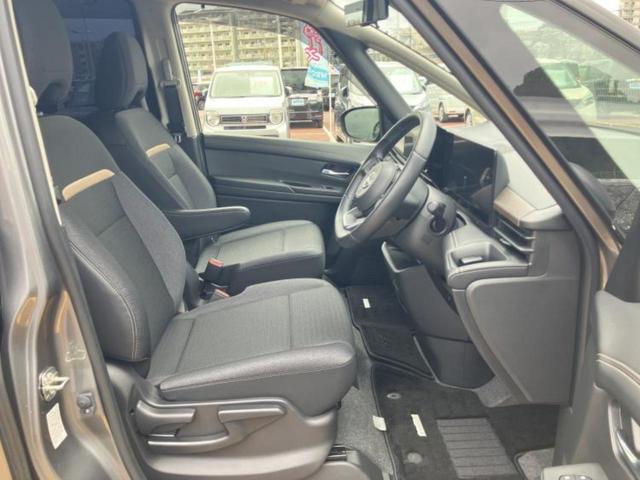 セレナ eパワーハイウェイスターV 新品タイヤ/エアロ/保証書/純正 12.3インチ メモリーナビ/インテリジェントルームミラー/エマージェンシーブレーキ/両側電動スライドドア/アラウンドビューモニター/車線逸脱防止支援システム(4枚目)