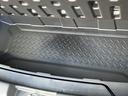 荷室の床面には区画された収納スペースが設けられ、荷物の整理に役立ちます。荷物を載せる際にも出し入れしやすく、車内をすっきり保ちたい方にうれしいポイントです。