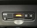 ETC車載器を備えており、ETCカードを利用した料金所の通過に便利です。高速道路を利用するお出かけの際、対応する料金所でスムーズな通過をサポートする装備です。