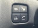 複数のスイッチがひとまとまりに配置され、各所に文字や図柄が添えられています。運転席から目に入りやすい位置にあり、表示を確認しやすいレイアウトです。