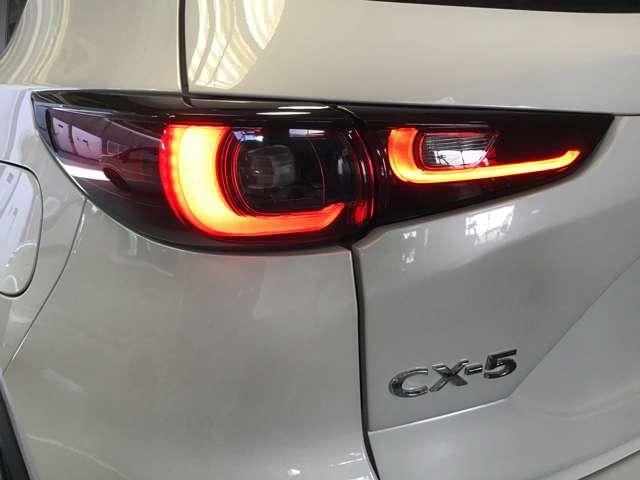 ＣＸ－５ ２．２　ＸＤ　ブラックトーンエディション　ディーゼルターボ　アダプティブクルーズコントロール全方位モ　アドバンスドキー　クリアランスソナー　ＥＴＣ　運転席パワーシート　前席シートヒーター　ターボ　ＤＳＣ　ナビＴＶ　バックカメラ　盗難防止装置　キーフリー（14枚目）